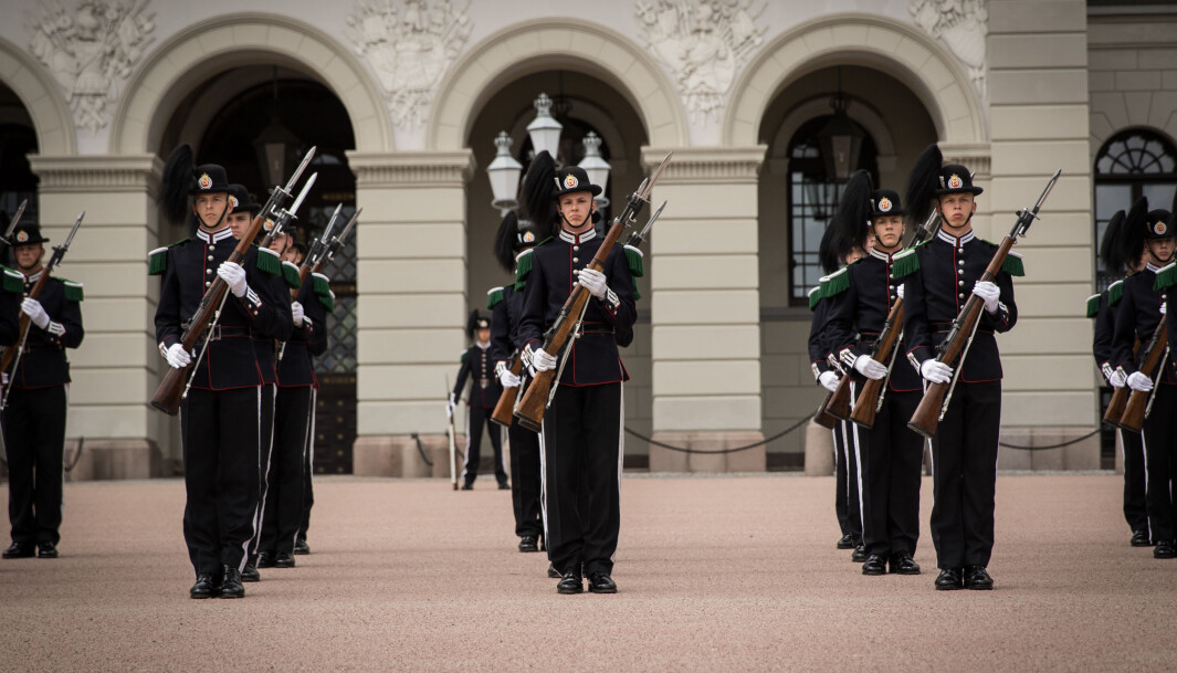 Drilltroppen i Hans Majestet Kongens Garde har oppvisning foran slottet. Drilltroppen i Hans Majestet Kongens Garde har oppvisning foran slottet.