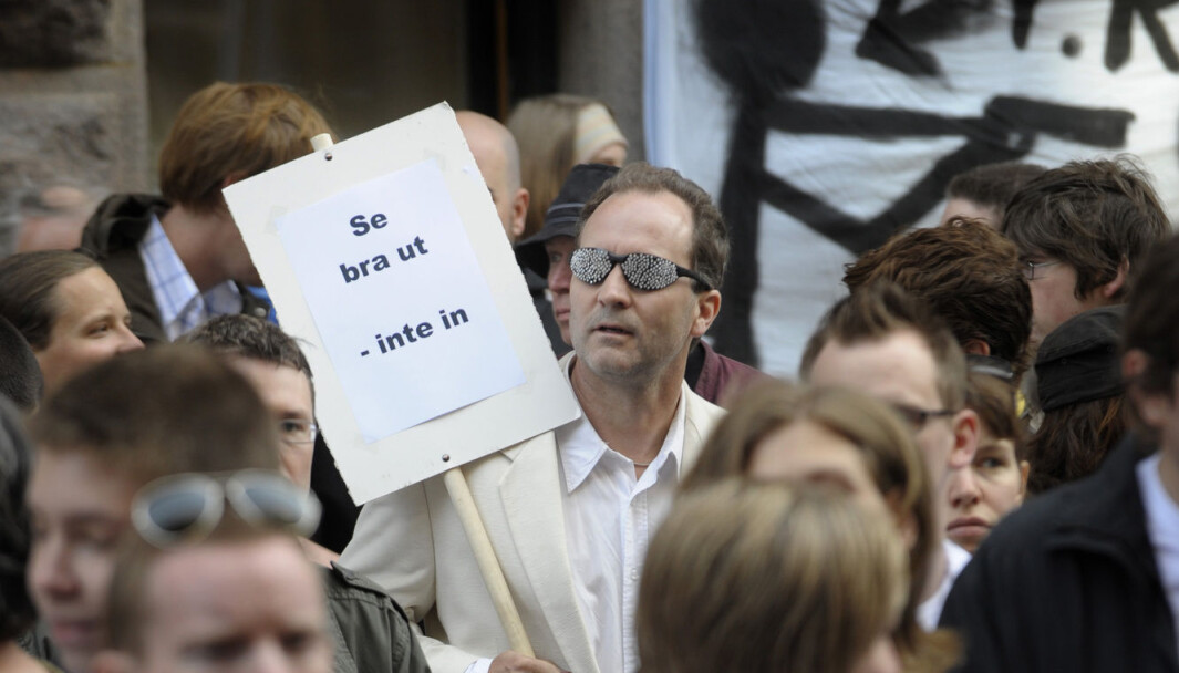 I 2008 var det flere demonstrasjoner mot den nye svenske FRA-loven (tilsvarende E-loven i Norge), blant annet ble det holdt en solbrilleaksjon. Nå skal det være aktuelt å utvide den svenske loven til også å gjelde datainnhenting innenlands. I 2008 var det flere demonstrasjoner mot den nye svenske FRA-loven (tilsvarende E-loven i Norge), blant annet ble det holdt en solbrilleaksjon. Nå skal det være aktuelt å utvide den svenske loven til også å gjelde datainnhenting innenlands.