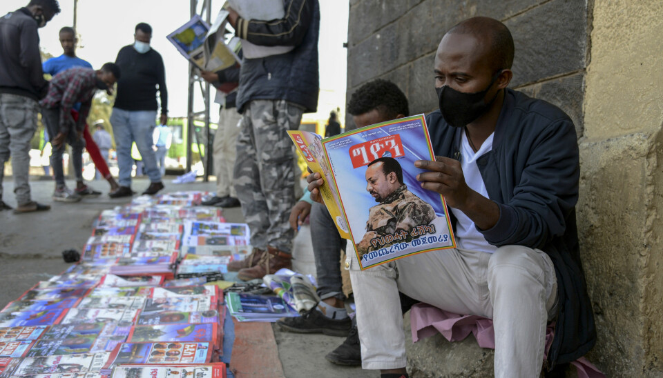 SPENT: Etiopiere leser aviser med forsidebilde av statsminister Abiy Ahmed i hovedstaden Addis Abeba.
