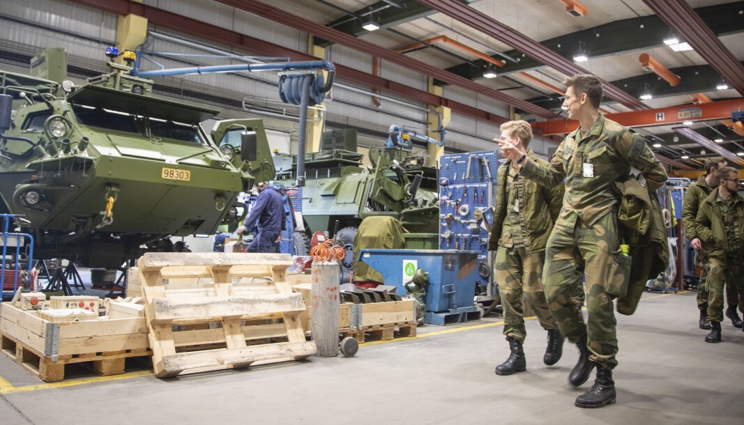 Det er en stor kompetansemangel i hele Forsvaret på militær side, skriver Jens B. Jahren. Her ser vi Cybertekniker-elevene besøke en av en avdelingene i Forsvaret. Det er en stor kompetansemangel i hele Forsvaret på militær side, skriver Jens B. Jahren. Her ser vi Cybertekniker-elevene besøke en av en avdelingene i Forsvaret.
