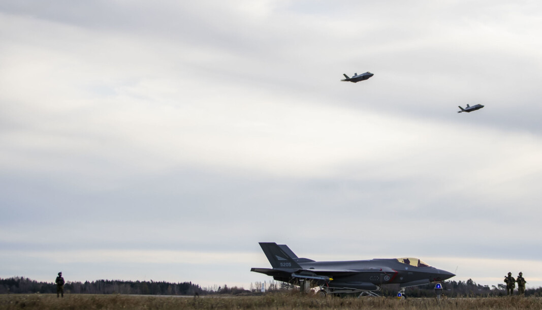 Koblingen mellom Danmark og Norge i forbindelse med kampflykjøpet av F-35 og amerikanske overvåkning er langt svakere enn enkelte har antydet, skriver Karsten Friis. Koblingen mellom Danmark og Norge i forbindelse med kampflykjøpet av F-35 og amerikanske overvåkning er langt svakere enn enkelte har antydet, skriver Karsten Friis.
