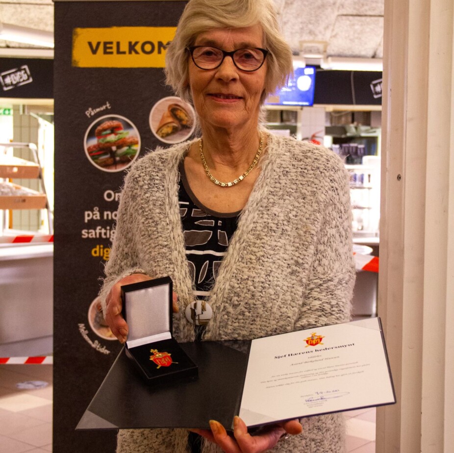 Astrid Birkelund Hansen har fått Sjef Hærens hedersmynt.
