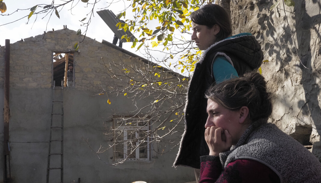 Flere er armenere blir hjemløse om mange føler seg sviktet av Russland som følge av fredsavtalen der armener forlater Nagorno-Karabakh. Flere er armenere blir hjemløse om mange føler seg sviktet av Russland som følge av fredsavtalen der armener forlater Nagorno-Karabakh.
