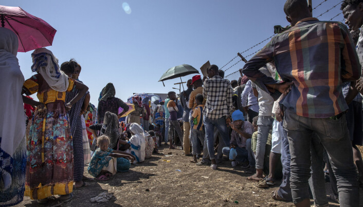 Flyktninger frå Tigray venter på hjelp i Sudan. Flyktninger frå Tigray venter på hjelp i Sudan.