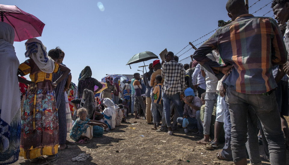 Flyktninger frå Tigray venter på hjelp i Sudan.