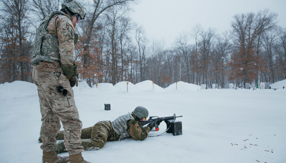 Den norske kontingenten fikk prøve ulike amerikanske våpen i skytefeltet som tilhører leiren Camp Ripley, med US National Guard som instruktører. Bildet er fra februar 2019.
