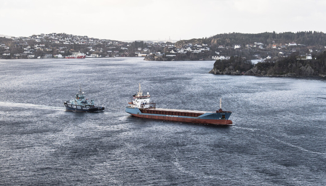 Lasteskipet «Wilson Parnu» som fikk motorstans og havnet i trøbbel sørvest for Sotra kjører nå under Askøybrua på veg mot Bergen. Slepebåten «Vortex» henger på og hjelper til med styringen. Lasteskipet «Wilson Parnu» som fikk motorstans og havnet i trøbbel sørvest for Sotra kjører nå under Askøybrua på veg mot Bergen. Slepebåten «Vortex» henger på og hjelper til med styringen.