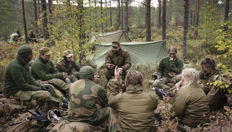 Hvorfor presenteres det som ekstraordinært at kvinner i Forsvaret, som allerede har bestått kravene, presterer bra?, skriver to offiserer i Forsvaret.