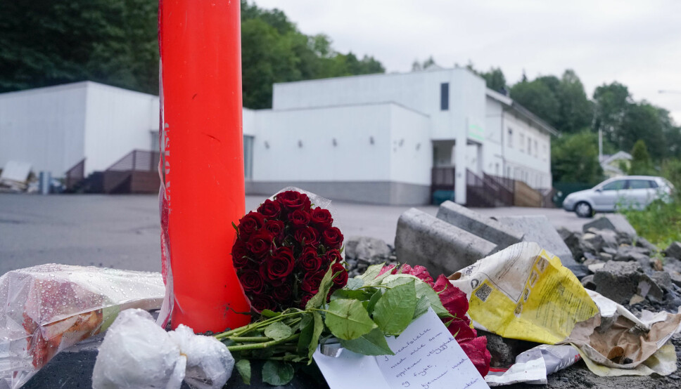 Blomster er lagt ned utenfor moskeen Al-Noor Islamic Centre i Bærum i 2019.