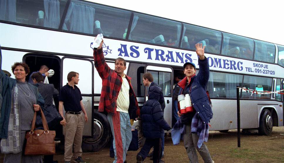Flyktningane fraktast i buss til flyplassen for avreise med Hercules.