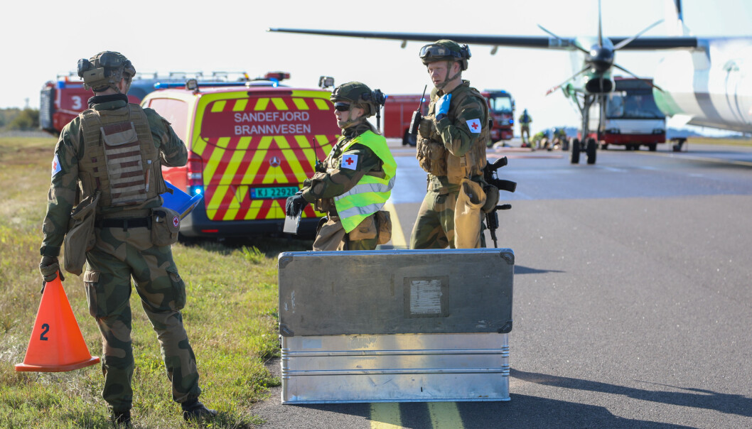 Sanitetssoldater på Torp flyplass under en samvirkeøvelse med nødetatene. Sanitetssoldater på Torp flyplass under en samvirkeøvelse med nødetatene.