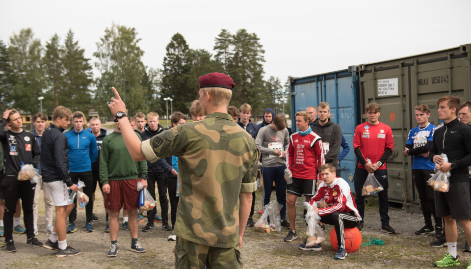 Fallskjermjegere er til stede under opptakene. De har ansvar for hver sin pulje med kandidater.