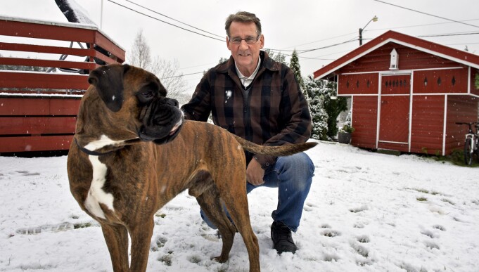 Håkon Aasnes med hunden sin utenfor huset i Aurskog. Håkon Aasnes med hunden sin utenfor huset i Aurskog.