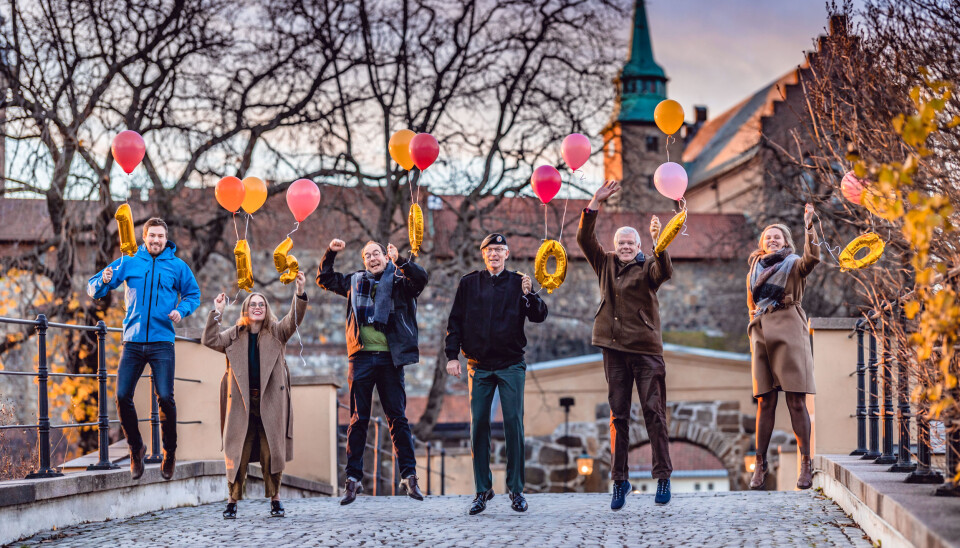 Forsvarets forum feirer 1.150.000 sidevisninger. F.v.: journalist Svein Arstad,
ansvarlig for redaksjonell utvikling Silje Kampesæter, ansvarlig redaktør Stian Eisenträger,
utgiver Arne Opperud (Sjef FFT), avtroppende redaktør Erling Eikli og journalist Andrea
Rognstrand.