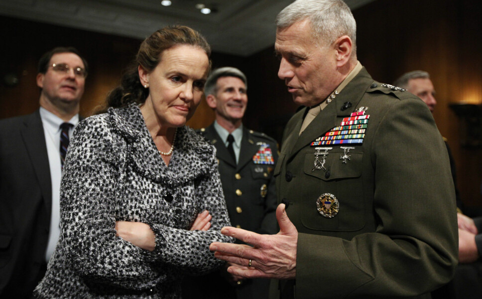Michele Flournoy, som regnes som en favorittene til posten som forsvarsminister i Joe Bidens administrasjon, har nære bånd til USAs våpenindustri. Her er hun i samtale med general John Paxton i 2010.