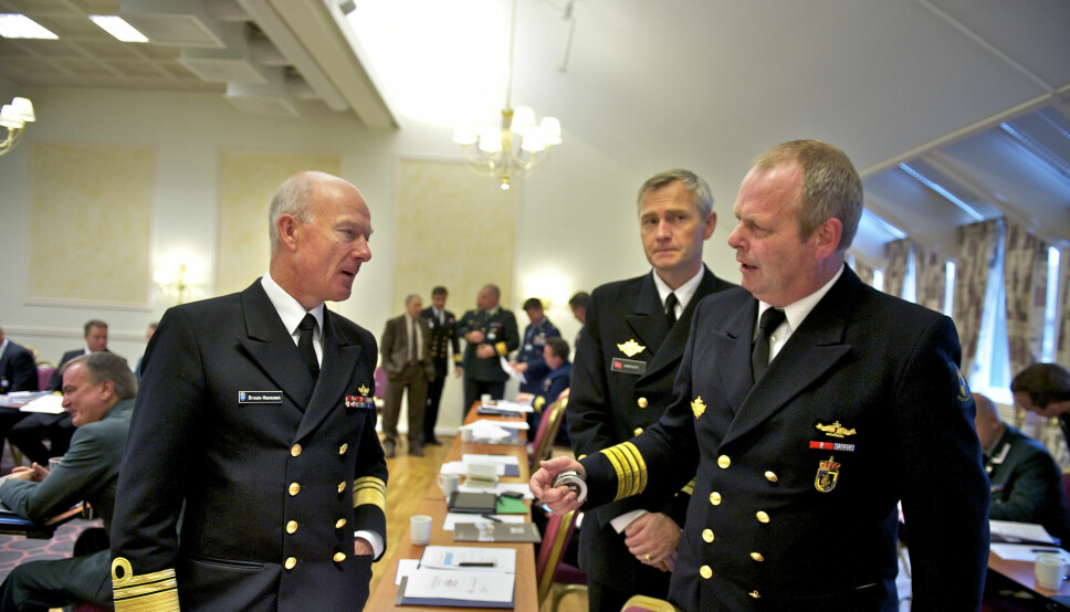 Sjefen for Forsvarets operative hovedkvarter Haakon Bruun-Hanssen (t.v.) i samtale med generalmajor Tom Henry Knutsen (t.h.) under Nordområdekonferansen.