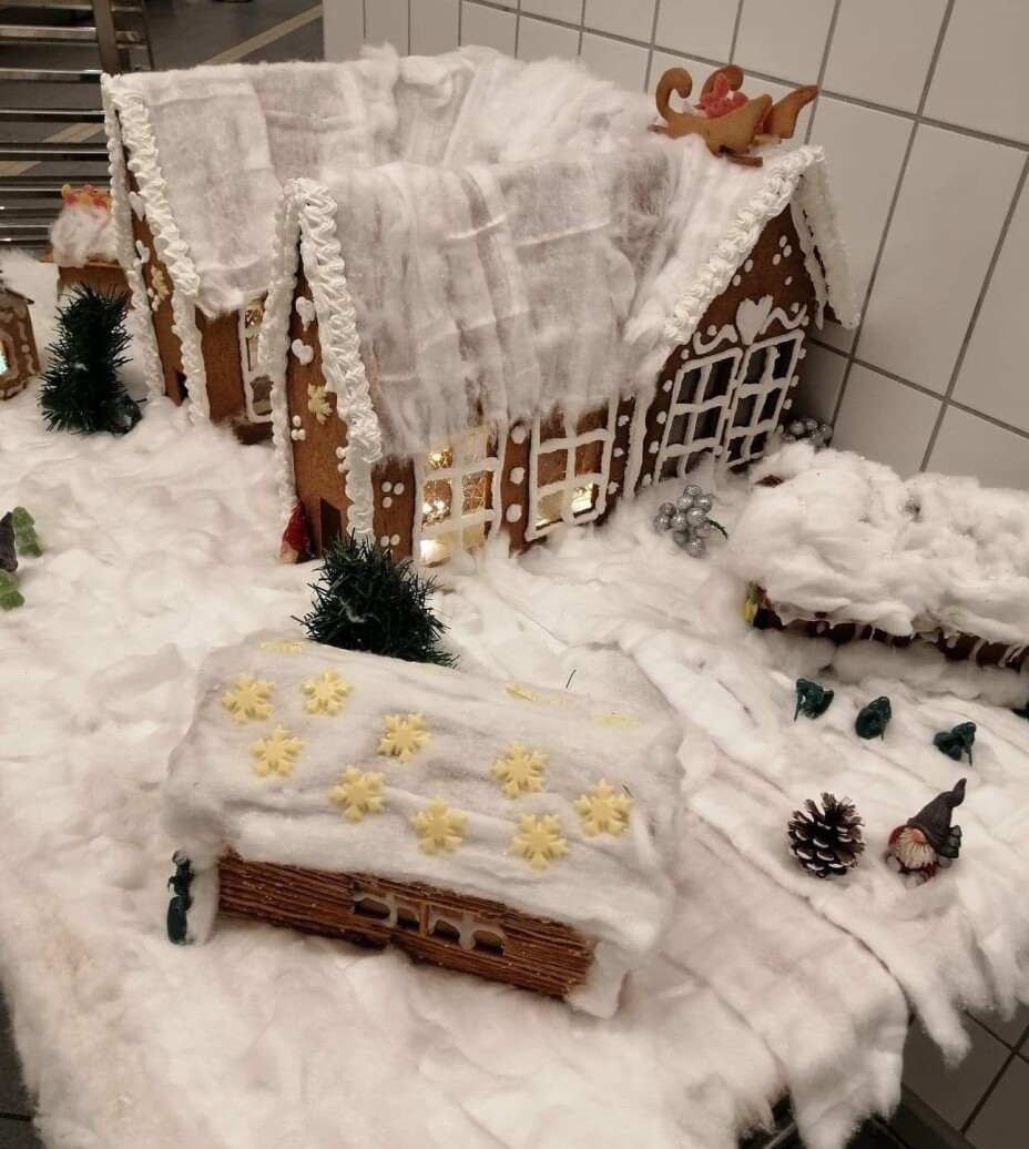 Det er lærlingene på Terningmoen som har ansvaret for å lage pepperkakehusene.