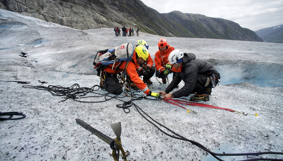 Redningsmenn fra 330-skvadronen trener breredning på Nigardsbreen.