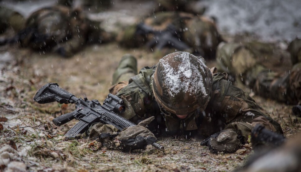 I dag rekrutteres kvinner til Forsvaret på liknende måter som menn, og det er kanskje ikke veien å gå for å gjøre Forsvaret attraktivt som arbeidsplass, skriver Eirik Lavik og Georgian Lucian Gjerdrum. Dette er bildet er fra en øvelse i Forsvaret.