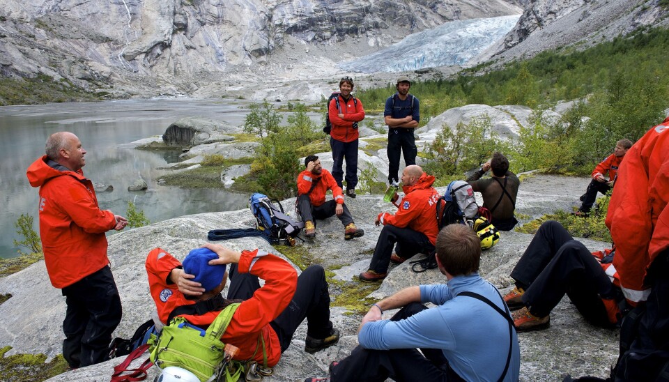Redningsmenn fra 330-skvadronen og instruktører foran Nigardsbreen.