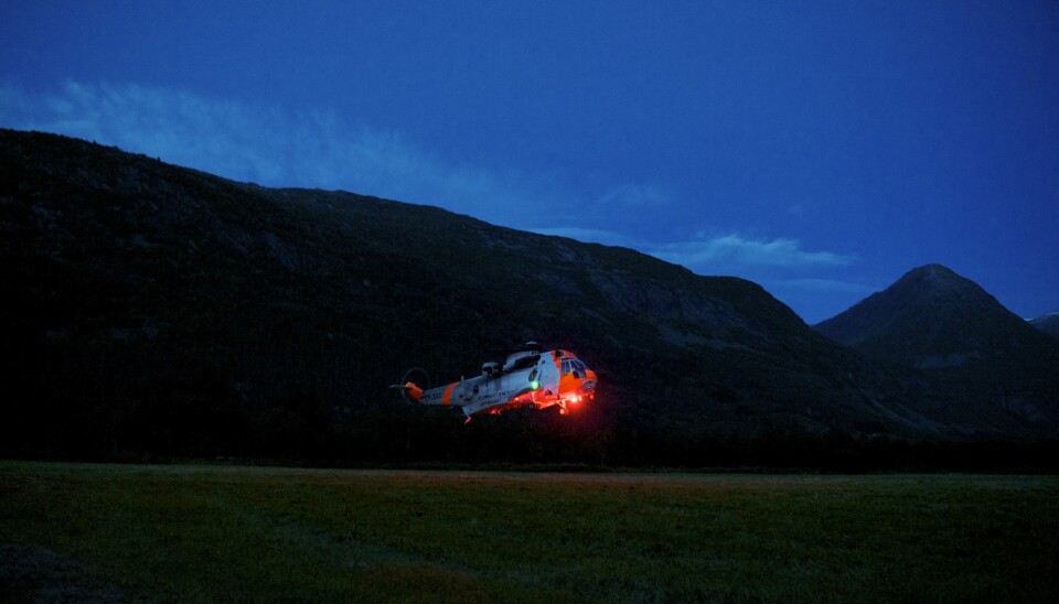 Et Sea King-helikopter leter etter to turister som har gått seg bort.