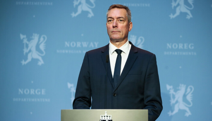 Forsvarsminister Frank Bakke-Jenssen under en pressekonferanse der regjeringen presenterer den nye samfunnssikkerhetsmelding og langtidsplanen for Forsvaret. Forsvarsminister Frank Bakke-Jenssen under en pressekonferanse der regjeringen presenterer den nye samfunnssikkerhetsmelding og langtidsplanen for Forsvaret.