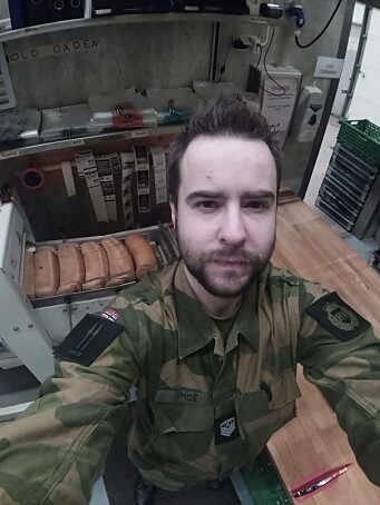 Noen kolleger på Bodø bakeri ble overrasket da Bjørn-Kristian Moe dukket opp i HV-uniformen fredag. Noen kolleger på Bodø bakeri ble overrasket da Bjørn-Kristian Moe dukket opp i HV-uniformen fredag.