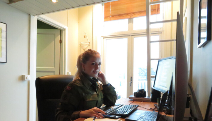 Presse- og informasjonsoffiser Marie Brudevold på hjemmekontoret. Presse- og informasjonsoffiser Marie Brudevold på hjemmekontoret.