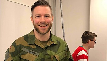 Viser stolt fram uniformen på universitetet Viser stolt fram uniformen på universitetet