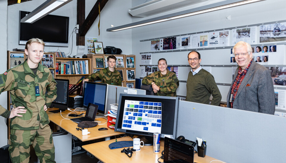 Soldatnytt får fortsette i prøveprosjekt i Forsvarets forum. Fra venstre: Axel Solheim, Jørgen Enkerud, Andrea Vasholmen Mostue, ansvarlig redaktør Stian Eisenträger og redaktør Erling Eikli.