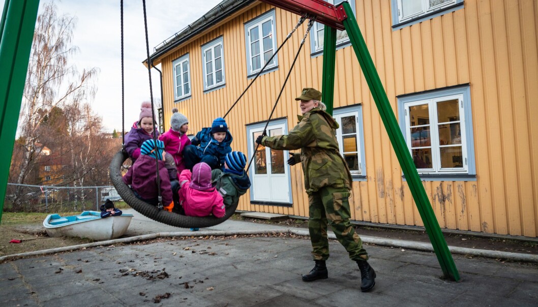 Man må være motivert for å delta i forsvaret av landet vårt, skriver Frank Bakke-Jensen. Her ser vi barnehagelærer Kirsten Grevskott som deltok på Heimevernets «Uniform på jobben-dag» . Man må være motivert for å delta i forsvaret av landet vårt, skriver Frank Bakke-Jensen. Her ser vi barnehagelærer Kirsten Grevskott som deltok på Heimevernets «Uniform på jobben-dag» .