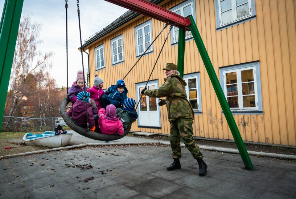 UNIFORM: 6. desember oppfordres HV-soldater å ta på uniform på jobben. Det mener redaktør i Sør-Varanger Avis er feil. .