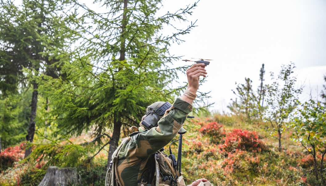 Utviklingen av droner byr på muligheter, men også trusler, skriver Vegard Flom. Ser ser vi en soldat fra Telemark bataljon med Nano-dronen Black hornet som brukes til oppklaring. Utviklingen av droner byr på muligheter, men også trusler, skriver Vegard Flom. Ser ser vi en soldat fra Telemark bataljon med Nano-dronen Black hornet som brukes til oppklaring.
