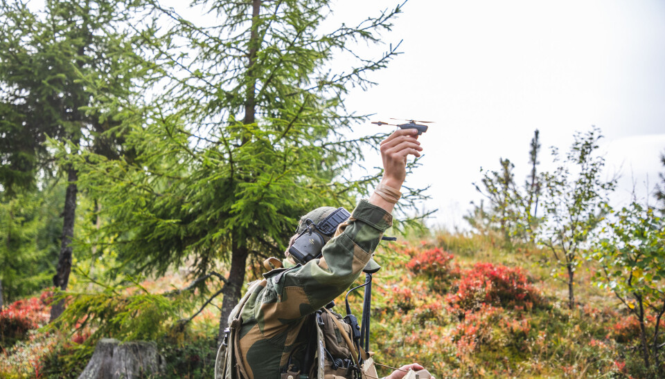 Utviklingen av droner byr på muligheter, men også trusler, skriver Vegard Flom. Ser ser vi en soldat fra Telemark bataljon med Nano-dronen Black hornet som brukes til oppklaring.