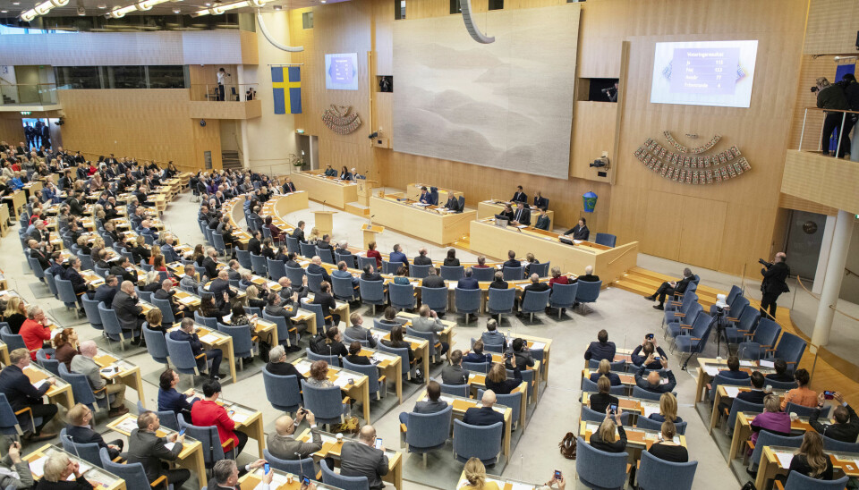 Fra den svenske riksdagen. I Sverige svarer 33 prosent ja til spørsmålet om Sverige bør søke Nato-medlemskap.