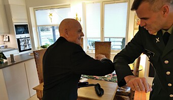 Tar i mot medaljen med stor glede. Tar i mot medaljen med stor glede.