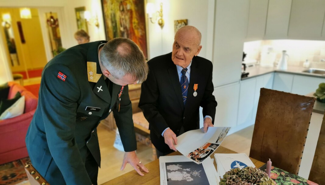 Generalmajor Lars S. Lervik hjemme hos Thorbjørn Bergersen på Eiksmarka. Generalmajor Lars S. Lervik hjemme hos Thorbjørn Bergersen på Eiksmarka.