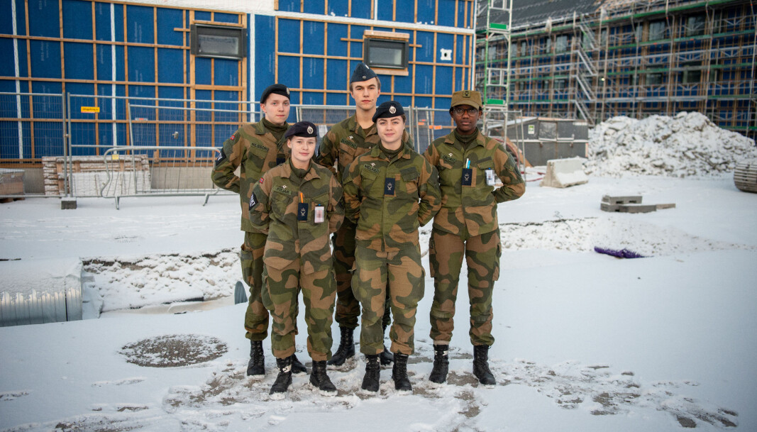 Evenes fremstår som en byggeplass. Det får konsekvenser for dem som tjenestegjør der, mener de tillitsvalgte. Fra venstre bak: Carl Jonathan Olsen Nilsson, Emil Dugstad, Latifa Okoko. Foran: Kari Lambach Fitjar og Emilie Melkild. Evenes fremstår som en byggeplass. Det får konsekvenser for dem som tjenestegjør der, mener de tillitsvalgte. Fra venstre bak: Carl Jonathan Olsen Nilsson, Emil Dugstad, Latifa Okoko. Foran: Kari Lambach Fitjar og Emilie Melkild.