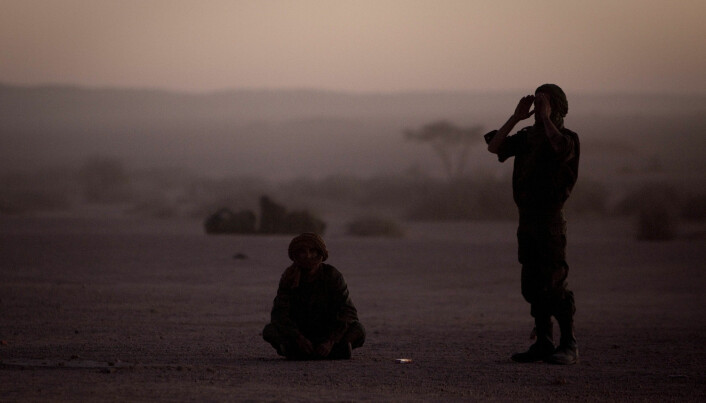 Polisario-soldater ber ved solnedgang i landsbyen Tifarati i Vest-Sahara i 2011. Våpenhvilen brøt sammen i november da det marokkanske militæret gikk inn i et FN-patruljert grenseområdet i den omstridte regionen.