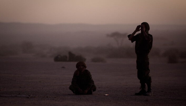 Polisario-soldater ber ved solnedgang i landsbyen Tifarati i Vest-Sahara i 2011. Våpenhvilen brøt sammen i november da det marokkanske militæret gikk inn i et FN-patruljert grenseområdet i den omstridte regionen. Polisario-soldater ber ved solnedgang i landsbyen Tifarati i Vest-Sahara i 2011. Våpenhvilen brøt sammen i november da det marokkanske militæret gikk inn i et FN-patruljert grenseområdet i den omstridte regionen.