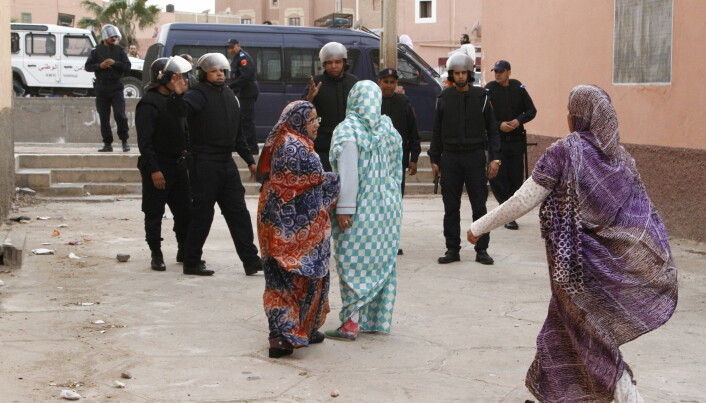 Vestsahariske kvinner konfronterer opprørspoliti i Laayoune, hovedstaden i det omstridte territoriet Vest-Sahara i 2011.