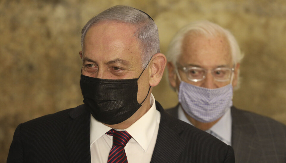 Israels statsminister Benjamin Netanyahu (til venstre) regner med at det snart vil gå direktefly mellom Israel og Marokko og påpeker at landenes innbyggere har hatt et varmt forhold i den moderne tid. Han møtte pressen sammen med USAs ambassadør David Friedman i Jerusalem torsdag.
