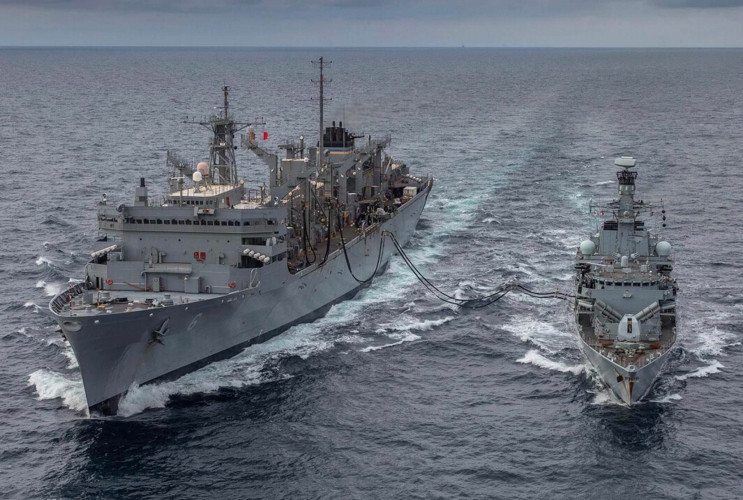 Den britiske fregatten HMS Kent sammen med logistikkfartøyet USNS Supply. I mai seilte en flåtestyrke fra Nato-land utenfor Kola-halvøya. Det er første gang siden midten av 1980-tallet at amerikanske marineskip opererer i Barentshavet.