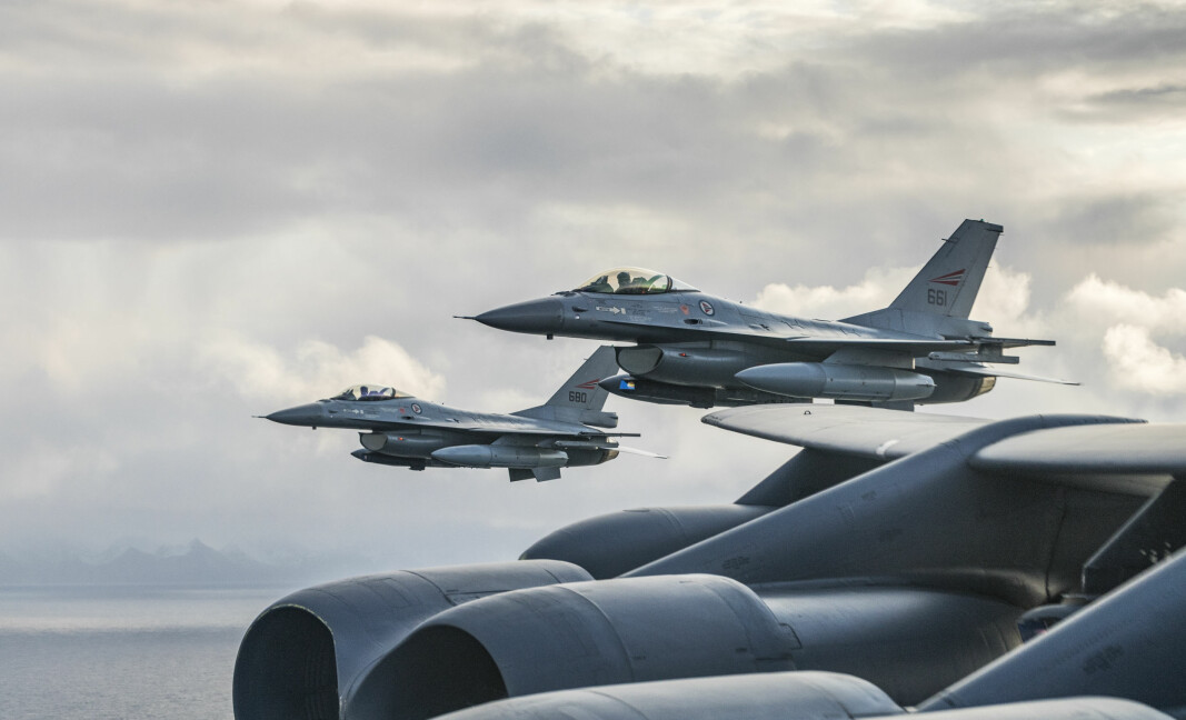 Norske F-26 jagerfly øver sammen med et B-52H Stratofortress. I august fløy amerikanske bombefly over samtlige Nato-land i en operasjon kalt Allied sky.