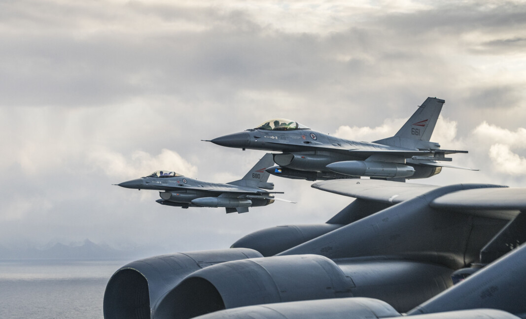 Norske F-26 jagerfly øver sammen med et B-52H Stratofortress. I august fløy amerikanske bombefly over samtlige Nato-land i en operasjon kalt Allied sky. Norske F-26 jagerfly øver sammen med et B-52H Stratofortress. I august fløy amerikanske bombefly over samtlige Nato-land i en operasjon kalt Allied sky.