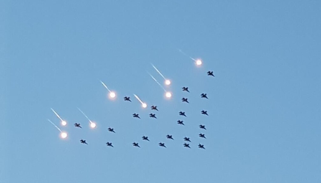 F-16 flyr over Stokmarknes. F-16 flyr over Stokmarknes.