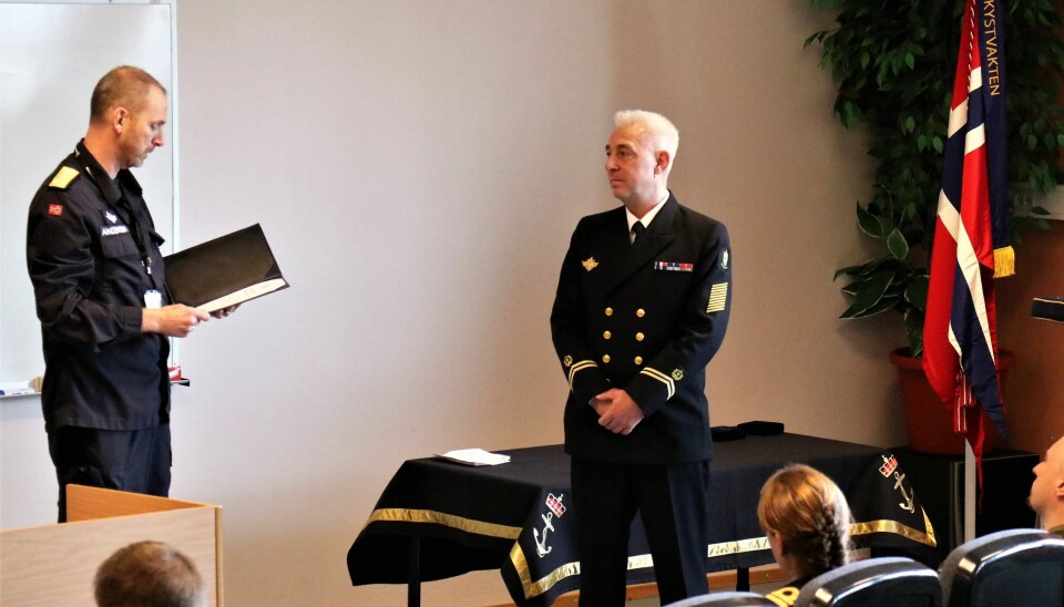 Skvadronsmester Trond Eek blir tildelt Sjøforsvarets fortjenestemedalje