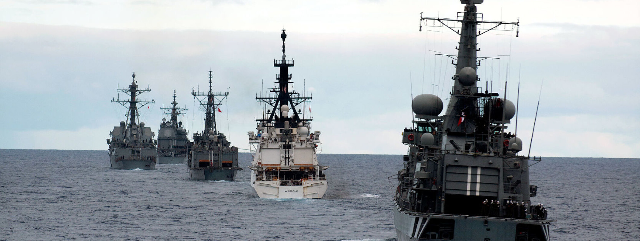 Fra en reportasje om øvelsen Rimpac- rim of the pacific, verdens største marineøvelse i havområdene rundt øygruppen Hawaii i Stillehavet. Norge deltok for første gang med fregatten KNM Fridtjof Nansen og seilte sammen med 48 andre fartøy, seks undervannsbåter og 200 fly og helikoptre. I alt 25000 personer deltok i øvelsen. Fra en reportasje om øvelsen Rimpac- rim of the pacific, verdens største marineøvelse i havområdene rundt øygruppen Hawaii i Stillehavet. Norge deltok for første gang med fregatten KNM Fridtjof Nansen og seilte sammen med 48 andre fartøy, seks undervannsbåter og 200 fly og helikoptre. I alt 25000 personer deltok i øvelsen.