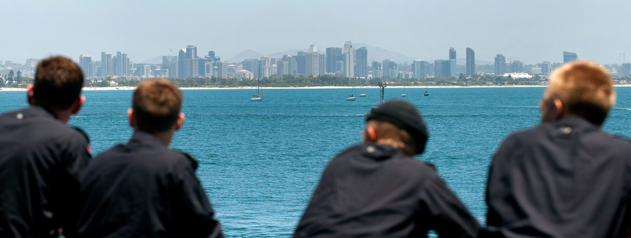 Fra en reportasje om øvelsen Rimpac- rim of the pacific, verdens største marineøvelse i havområdene rundt øygruppen Hawaii i Stillehavet. Norge deltok for første gang med fregatten KNM Fridtjof Nansen og seilte sammen med 48 andre fartøy, seks undervannsbåter og 200 fly og helikoptre. I alt 25000 personer deltok i øvelsen. Fra en reportasje om øvelsen Rimpac- rim of the pacific, verdens største marineøvelse i havområdene rundt øygruppen Hawaii i Stillehavet. Norge deltok for første gang med fregatten KNM Fridtjof Nansen og seilte sammen med 48 andre fartøy, seks undervannsbåter og 200 fly og helikoptre. I alt 25000 personer deltok i øvelsen.