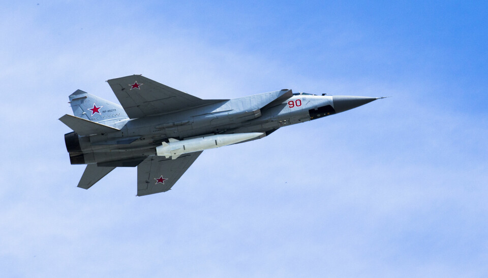 MISSIL: Et russisk MiG-31 jagerfly med et Kinzhal hypersonisk missil under buken viser seg frem under en militærparade i Moskva.